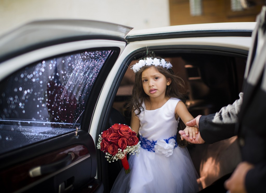結婚式の女の子の服装の画像