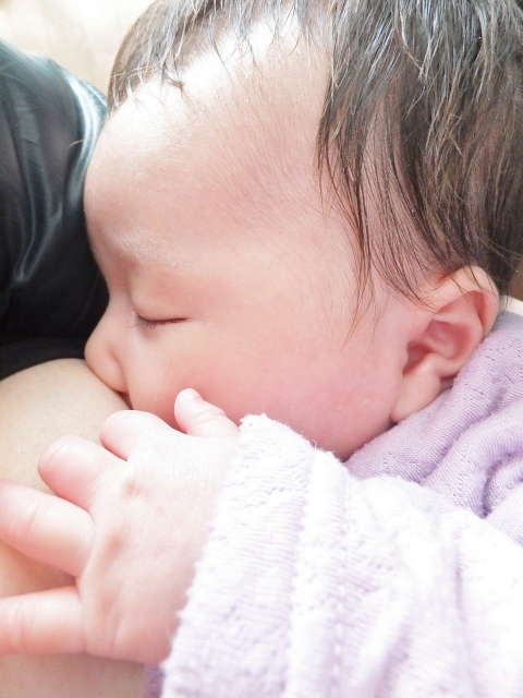 母乳を飲む赤ちゃんの画像